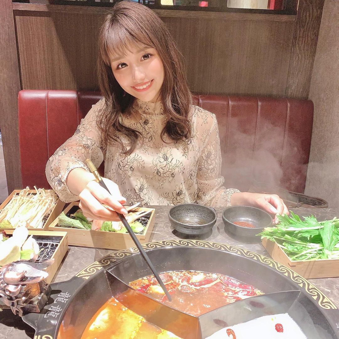 名古屋小隻馬「V字洋裝」好性感，「超可愛容顏」看了好愛！