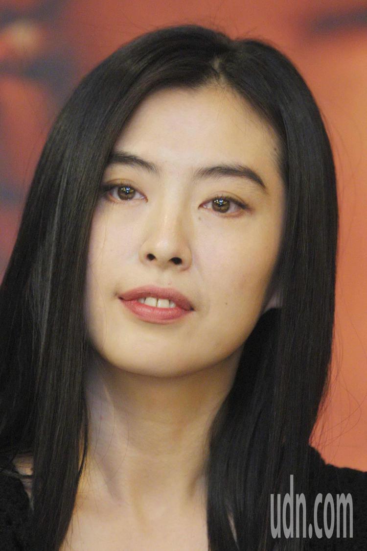 成人论坛 明星合成 王祖贤 王祖贤（Joey Wong）当年有多火？