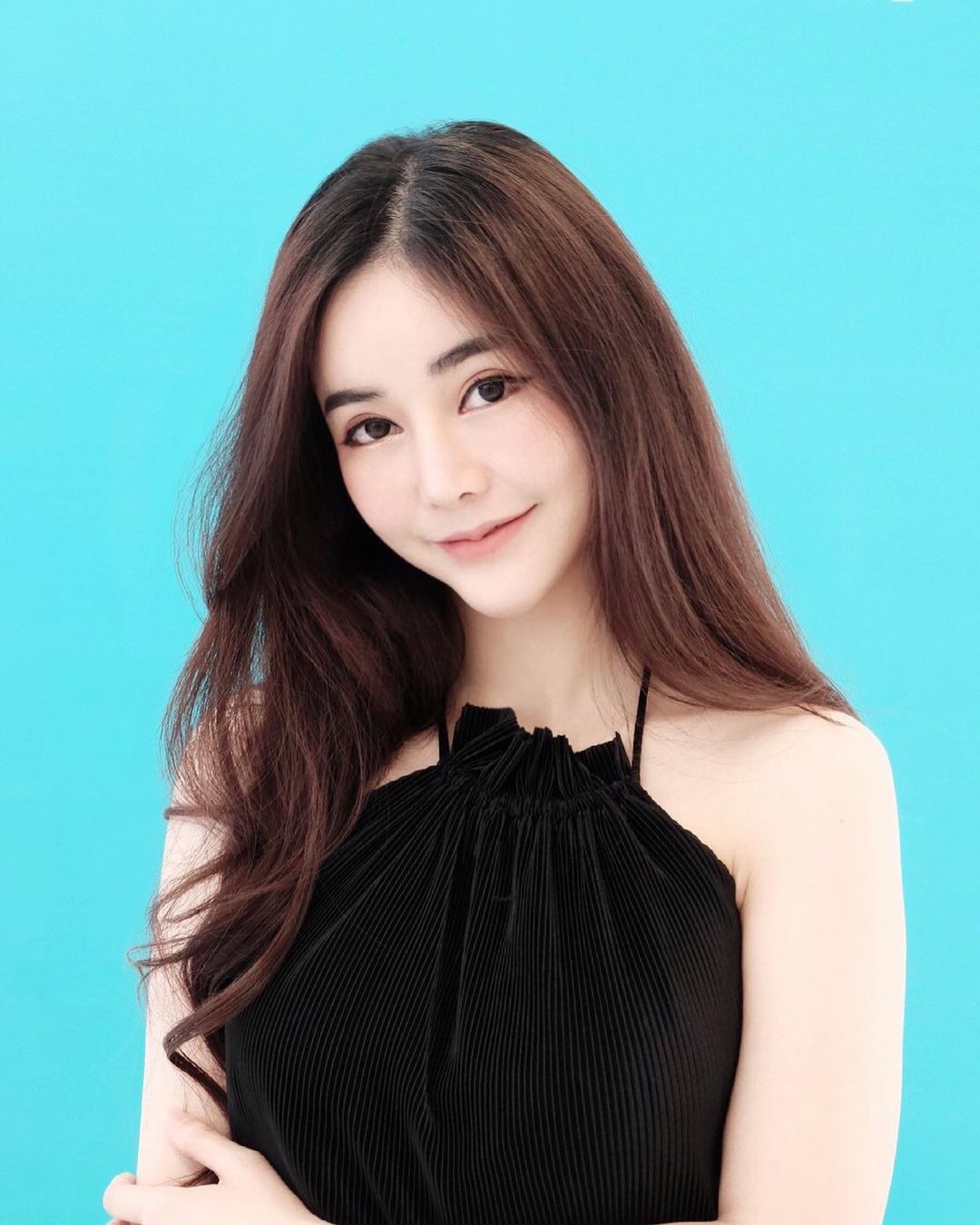 白嫩清純正妹WFH「爆乳煮火鍋」，超香嫩畫面讓人想吃牛奶鍋！