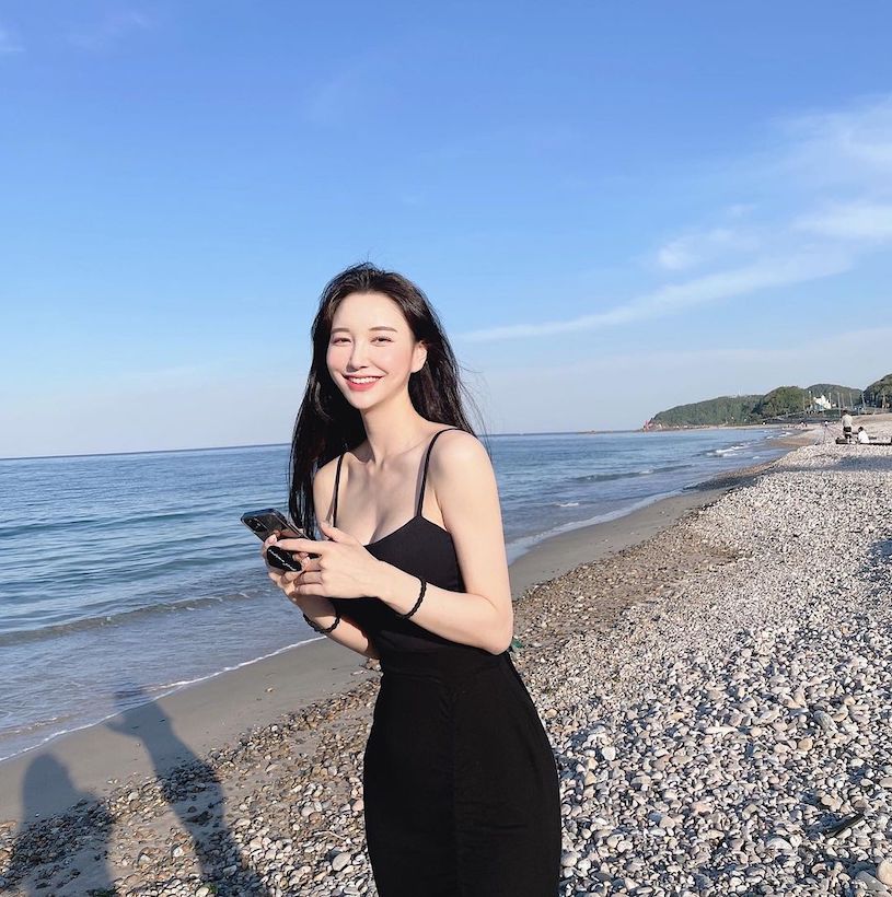 人氣彼拉提斯教練「曲線好兇」，小背心展現「性感深溝」！