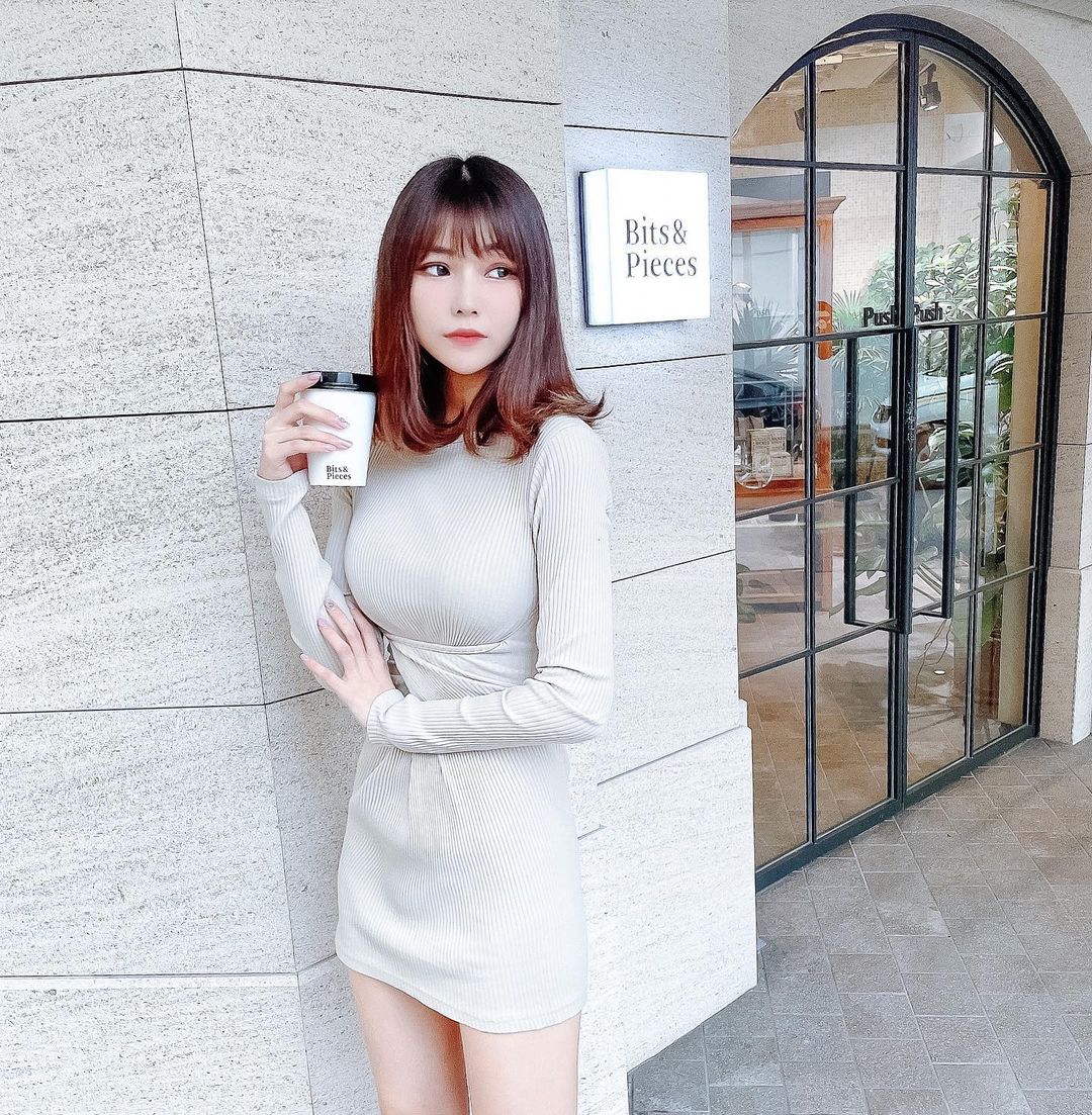 笑容甜美的「素人美乳正妹」！瓜子小臉＋迷人大眼電暈網友，超有料曲線也很不簡單！
