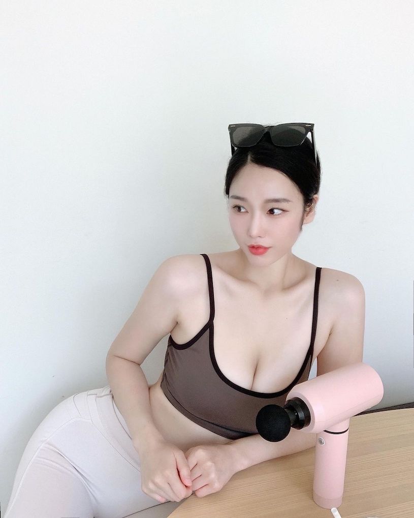 正妹老闆娘「運動時好火辣」，白皙美乳實在好豐滿！