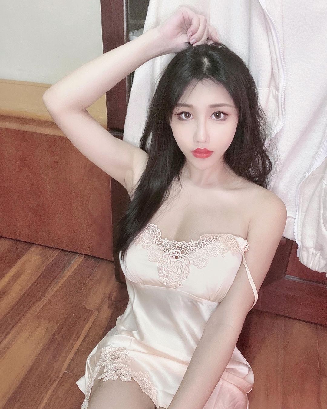 電眼雪乳正妹「夏小允」細肩帶小背心超辣！居家扮「性感女僕」做菜讓人好想吃掉
