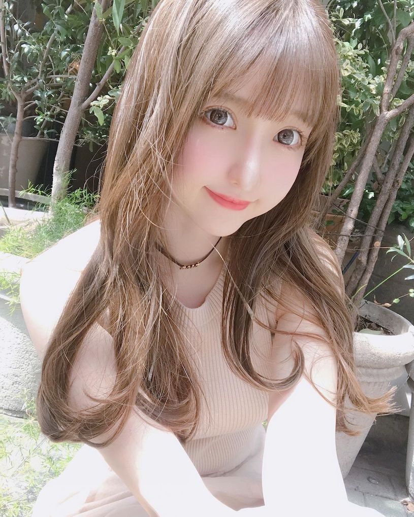 甜美日本女孩「白皙曲線」好勾人，「稚嫩臉蛋」讓人好愛！