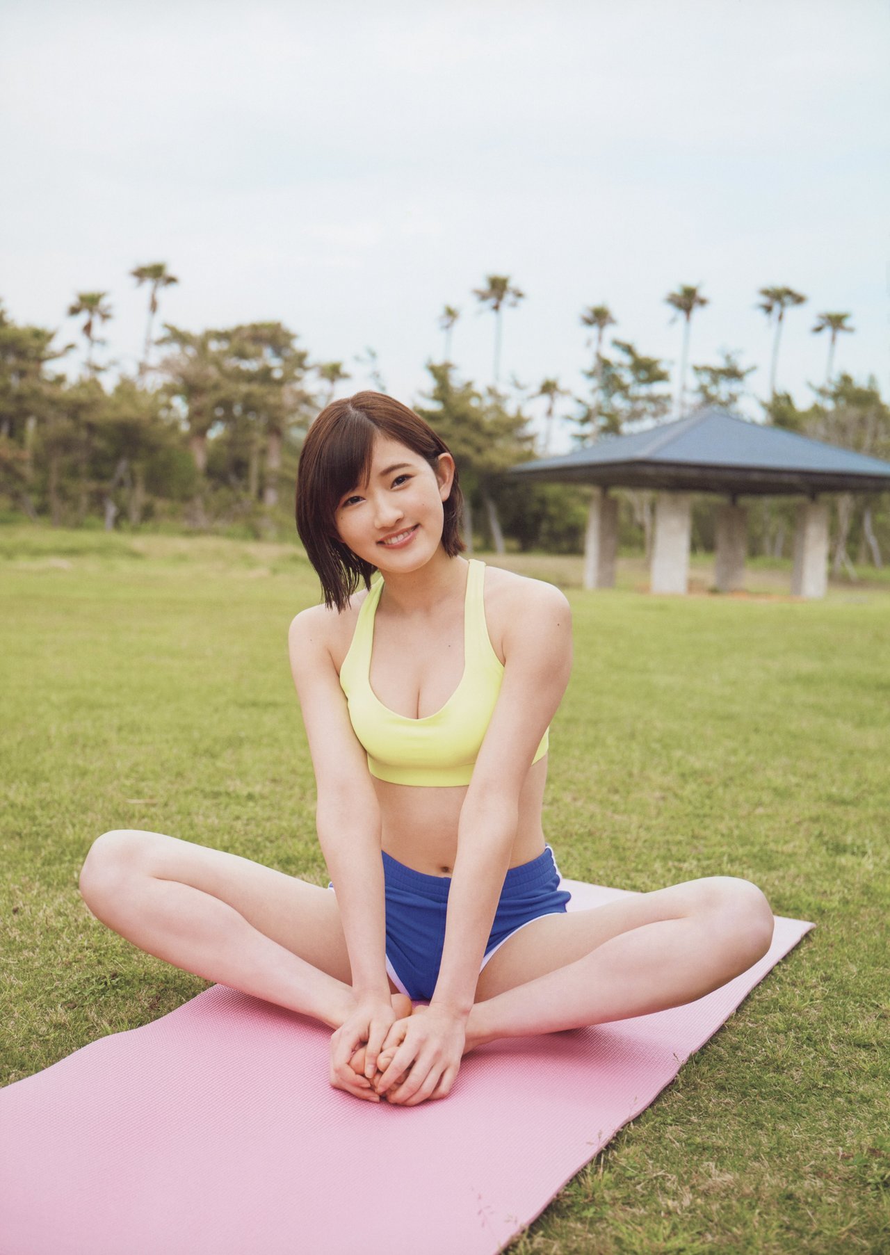 短髮美乳妹「川村文乃」純白比基尼勾勒性感曲線　低胸視角「深邃人字溝」胸猛炸出