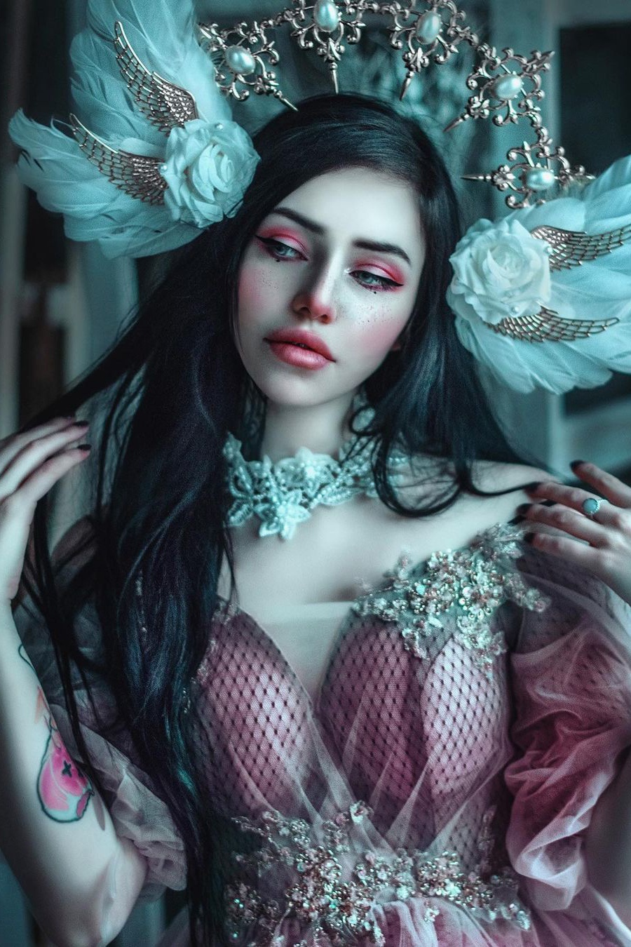 俄羅斯正妹精緻美顏配上暗黑風格　彷彿異世界少女…冷豔美的超凡脫俗