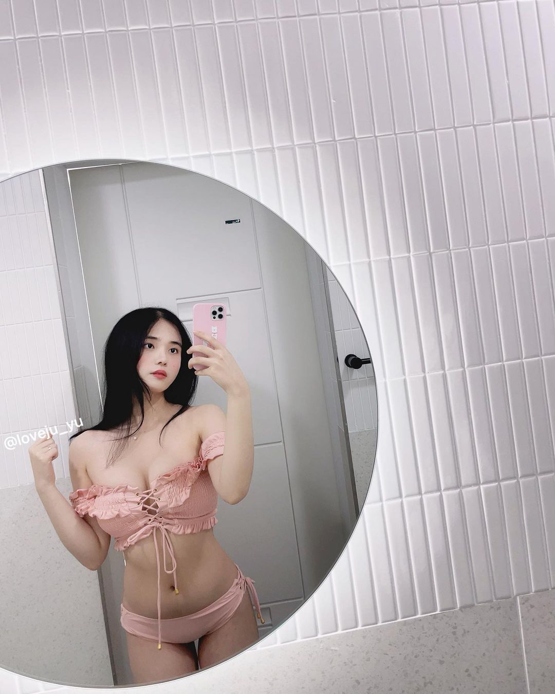 超甜美正妹「公主系爆乳泳裝」好吸睛，「白皙雪乳」好像兩座少女峰啊！