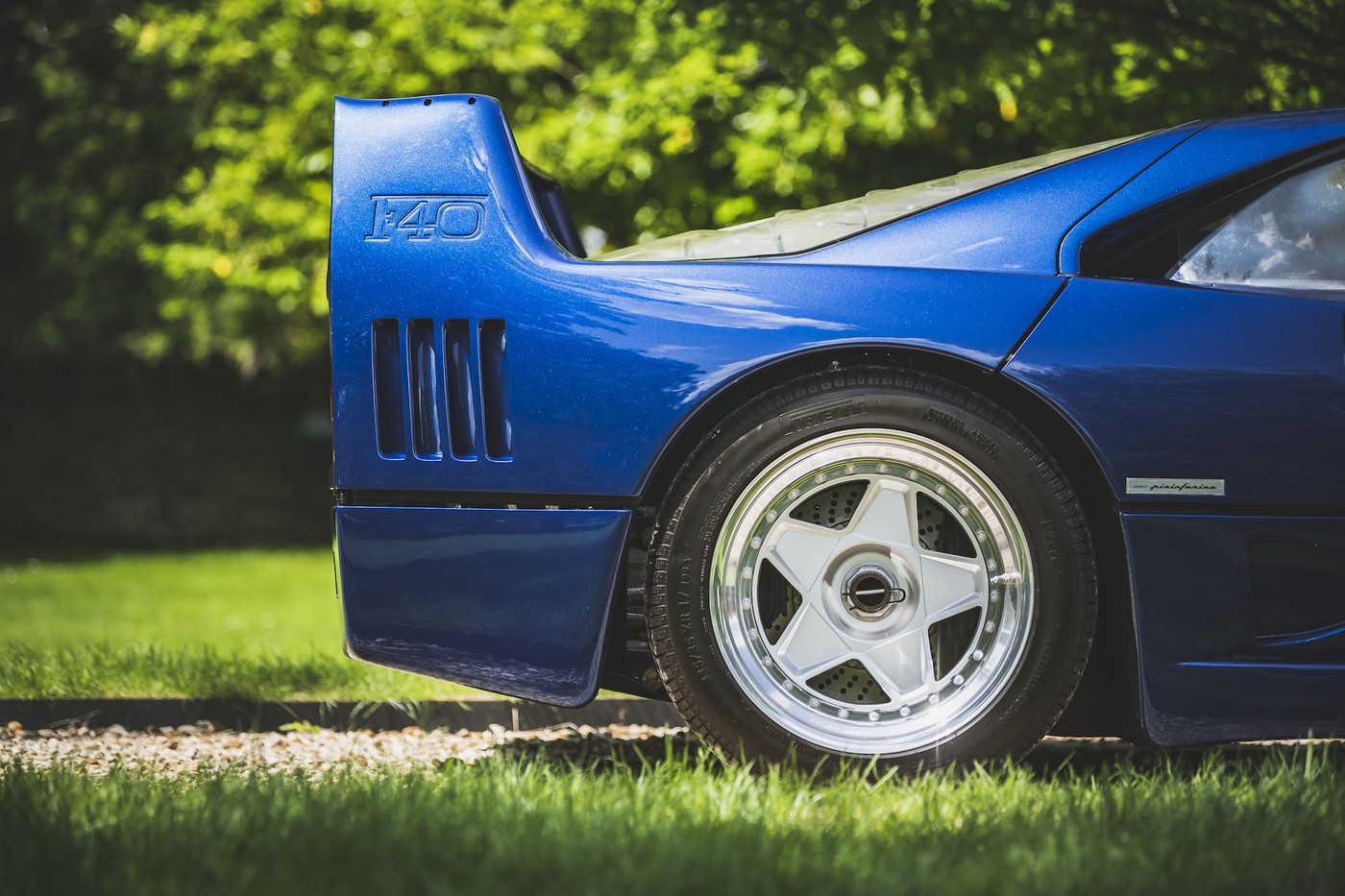 https___hk.hypebeast.com_files_2021_07_1989-ferrari-f40-aqua-blue-metallic-auction-6.jpeg