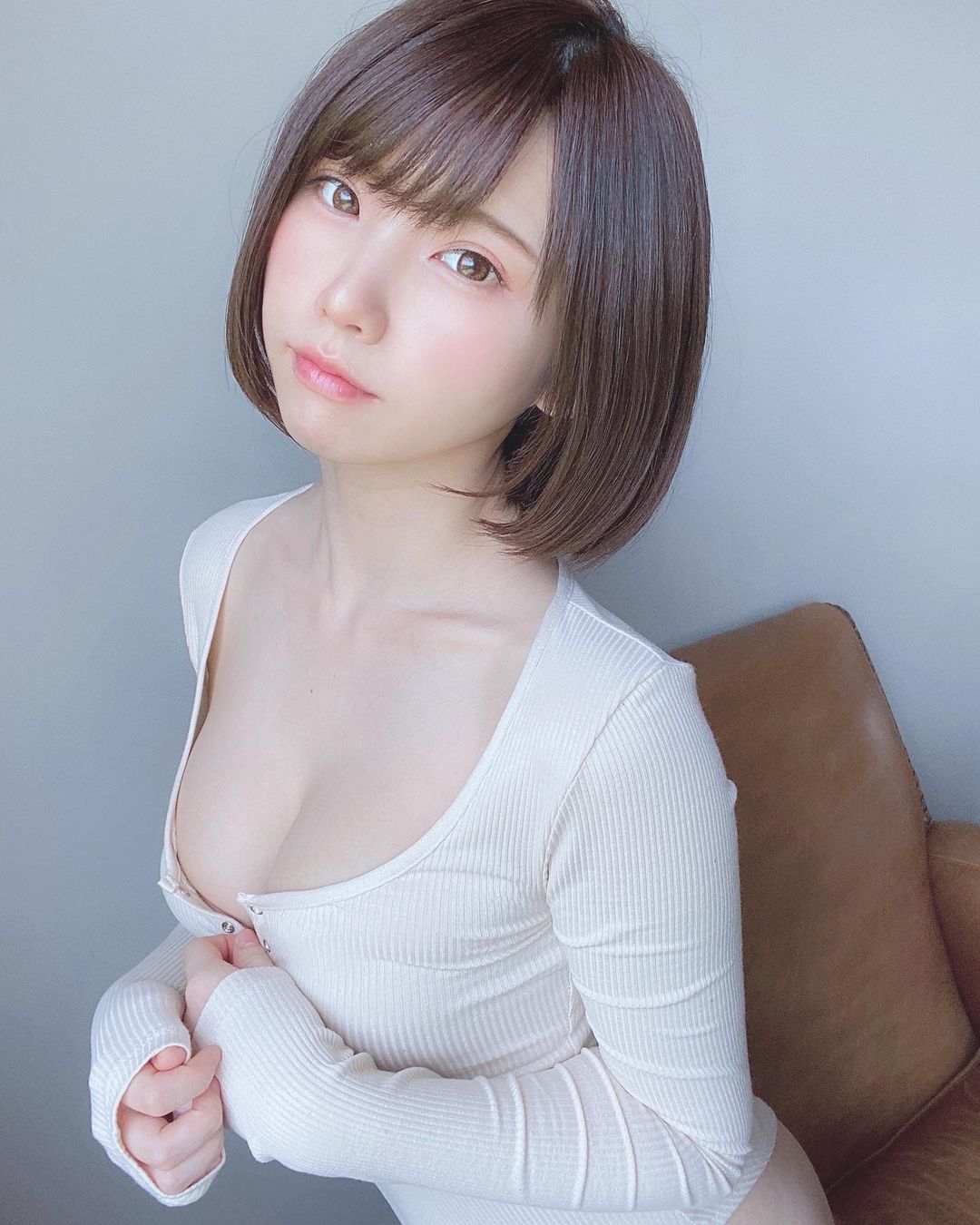 日本百萬 Coser 再出寫真！Enako 曝光「短髮＋E 奶」造型散發青春活力
