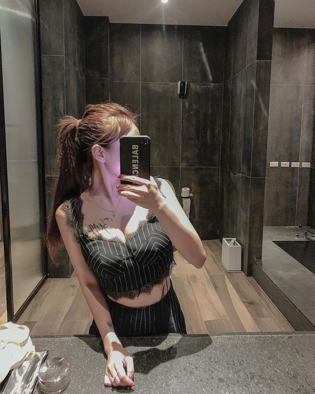 隱乳系部落客曾婷 白皙深溝 - 美女圖 -