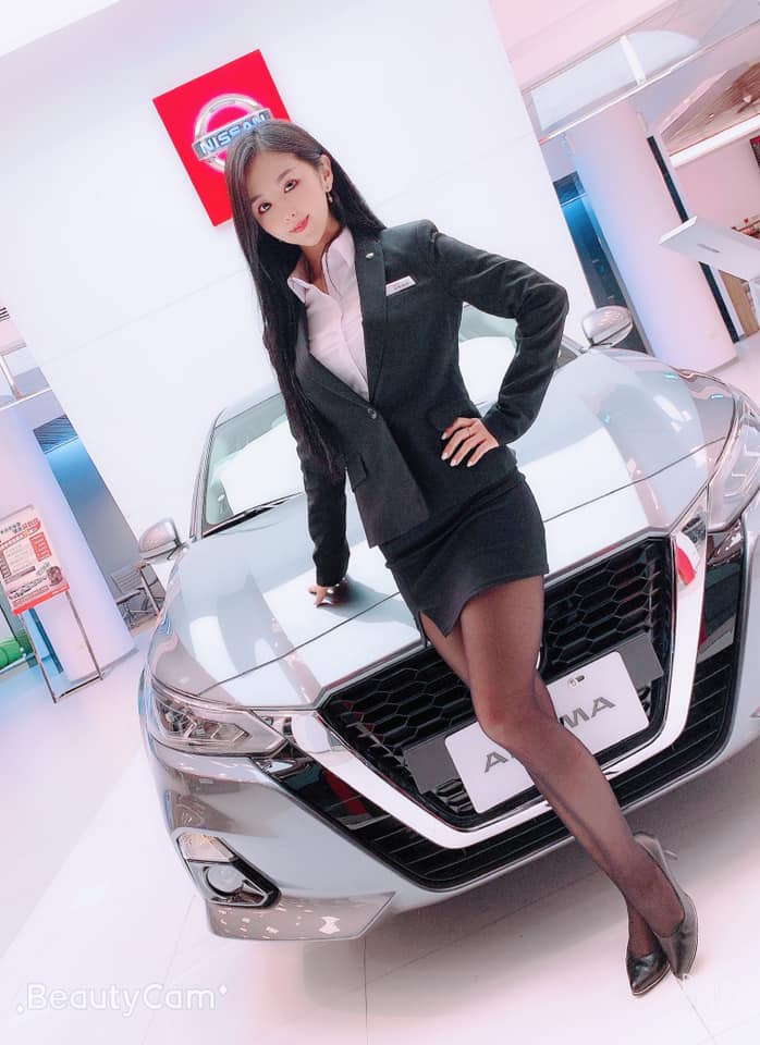 香車就要配美人！Nissan 美女業務「芳芳」大露「黑絲美腿」狂吸目光