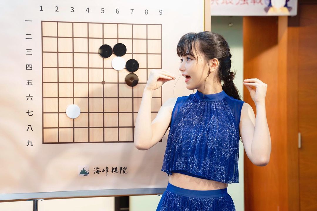 圍棋女神「黑嘉嘉」錄製NHK迷你課程，白皙氣質「美女老師」身份好迷人！