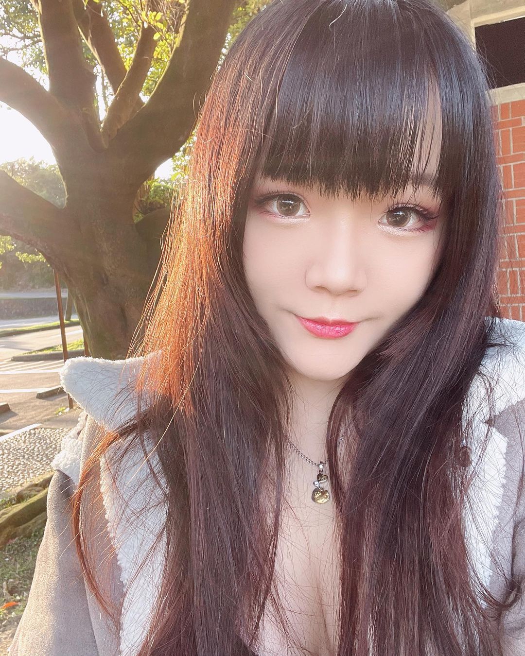長髮巨乳妹妹香寧 - 美女圖 -