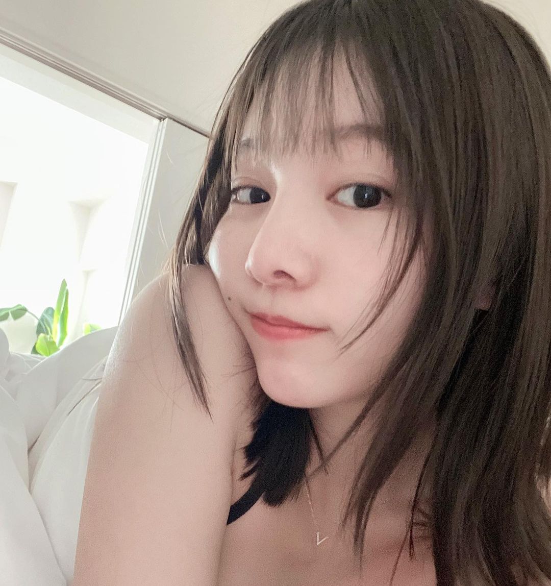 前女團成員轉職老闆娘！「22歲清新正妹」纖細白嫩，初戀系臉龐讓粉絲念念不忘