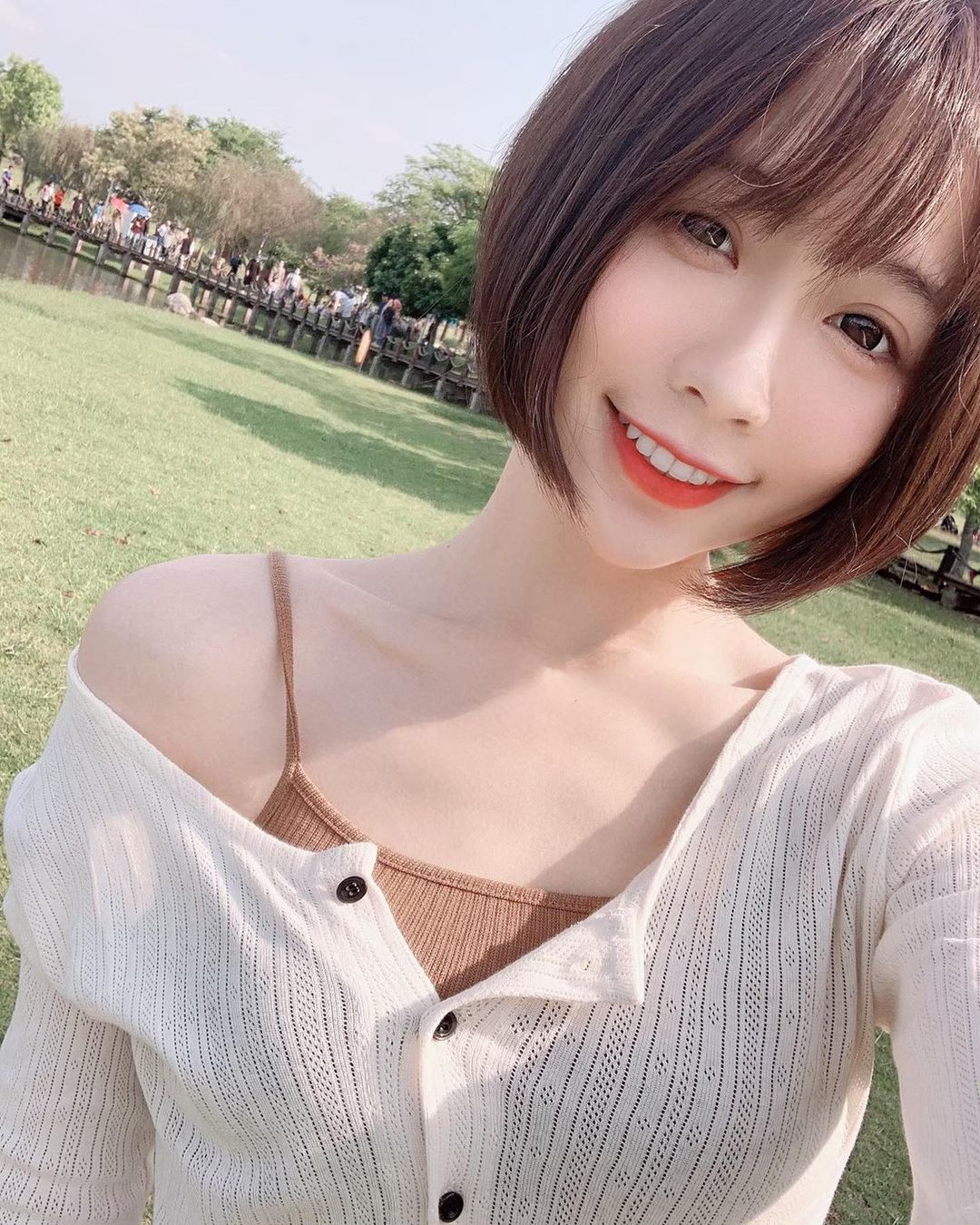 短髮氣質妹子劉芳岑 飽滿雙峰緊夾濠溝造福廣大男性！ - 美女圖 -