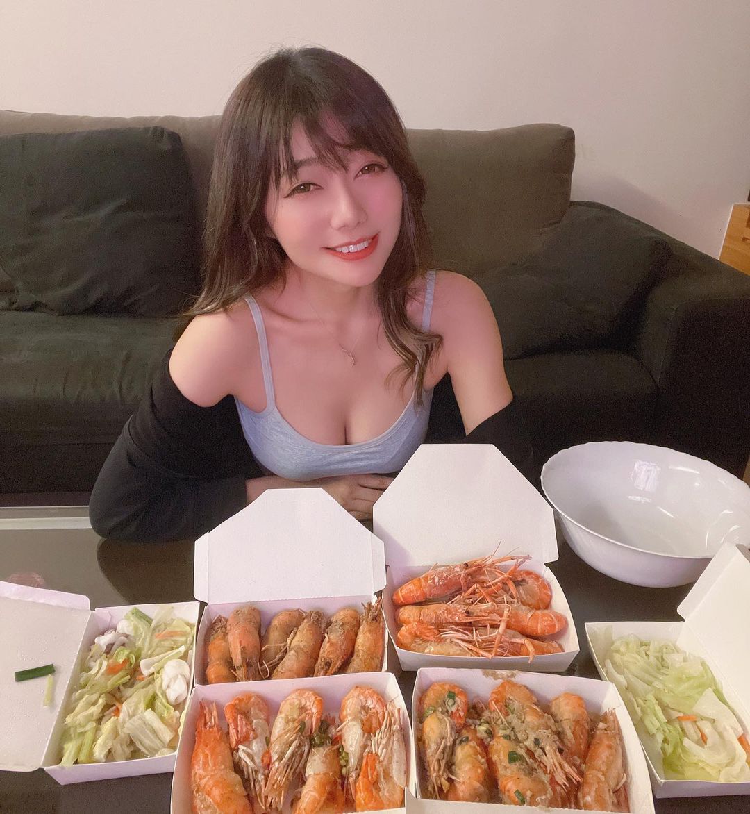 超兇猛小吃貨正妹！「32F巨乳」吸飽營養好豐滿，迷人電眼也讓人招架不住啊！