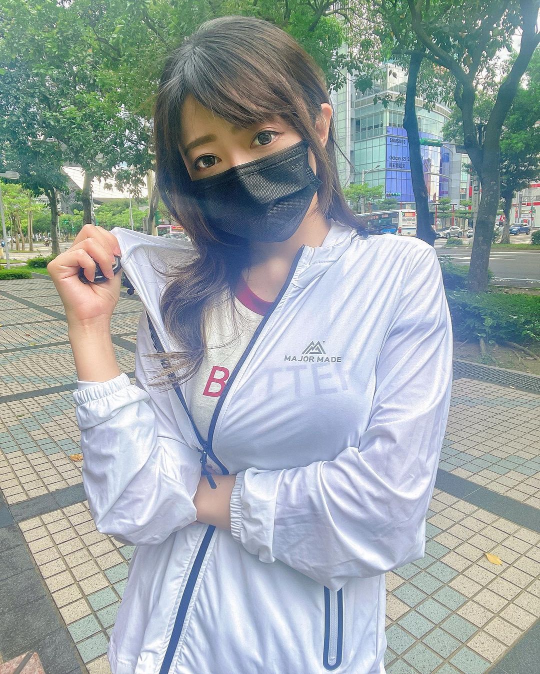超兇猛小吃貨正妹！「32F巨乳」吸飽營養好豐滿，迷人電眼也讓人招架不住啊！