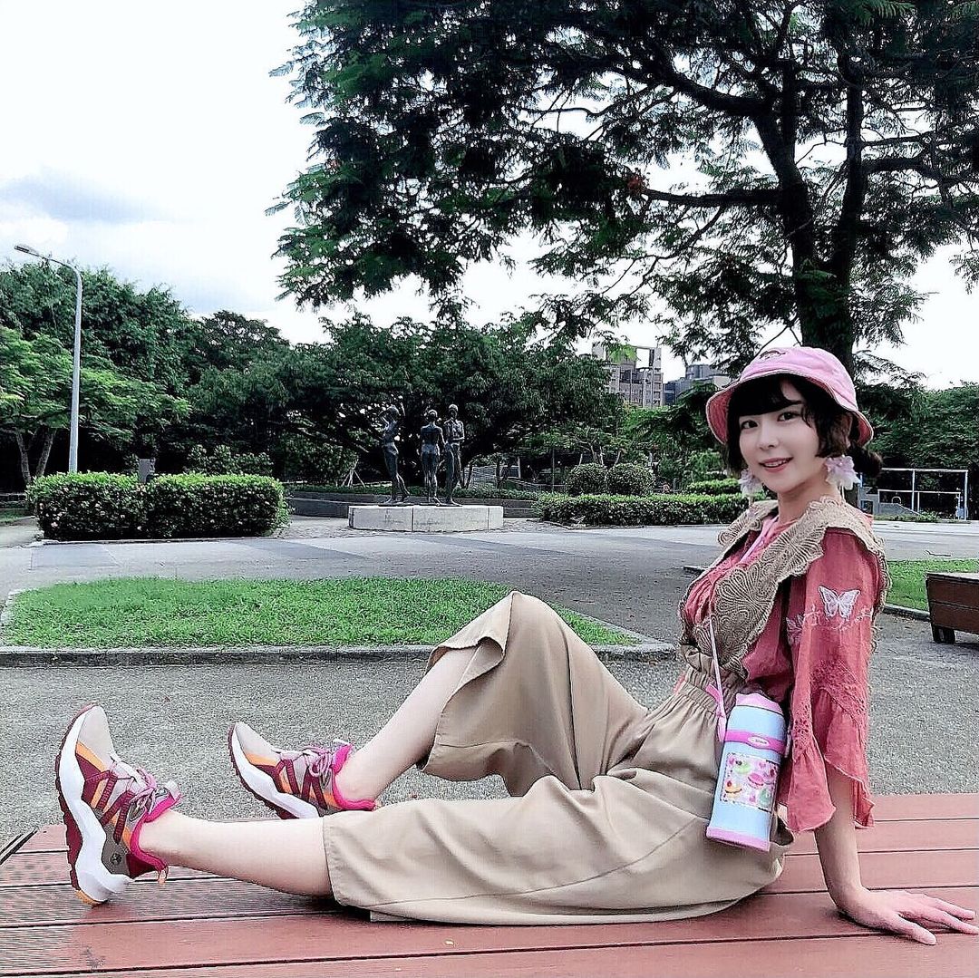 正妹空姐婷婷 超甜顏值好逆天，凹凸有致的曲線實在太犯規！ - 美女圖 -