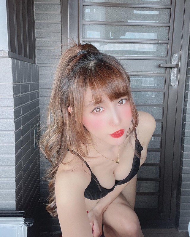 最正樂天女孩經理孟潔脫了一彎腰2球掉出來 - 美女圖 -