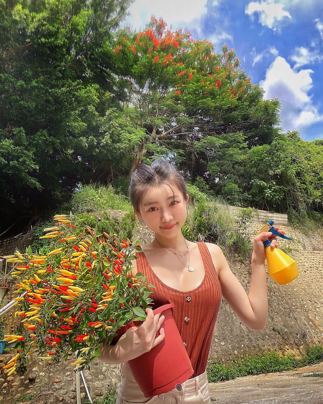 長髮氣質高鐵服務員 An 藏在制服底下的雪白雙峰 真是胸啊! - 美女圖 -