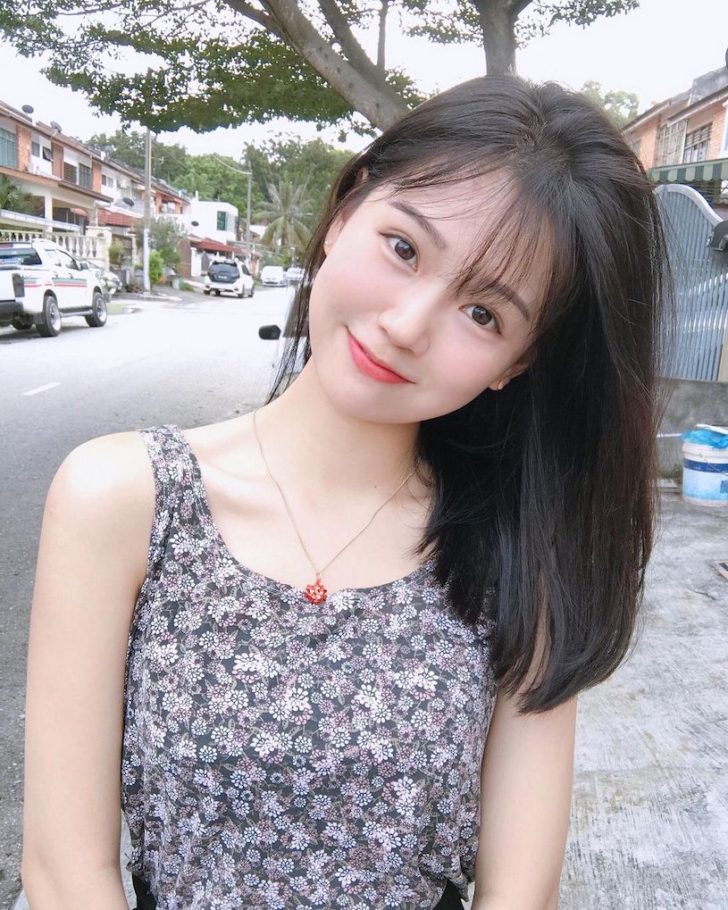 21歲白皙美肌「小甜心正妹」，穿緊身衣「洩露隱乳曲線」！