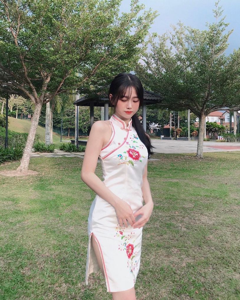 21歲白皙美肌「小甜心正妹」，穿緊身衣「洩露隱乳曲線」！