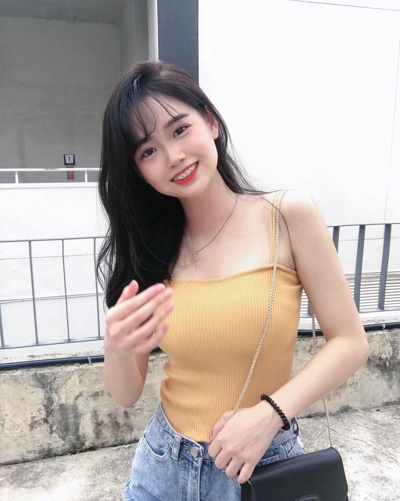 21歲白皙美肌「小甜心正妹」，穿緊身衣「洩露隱乳曲線」！