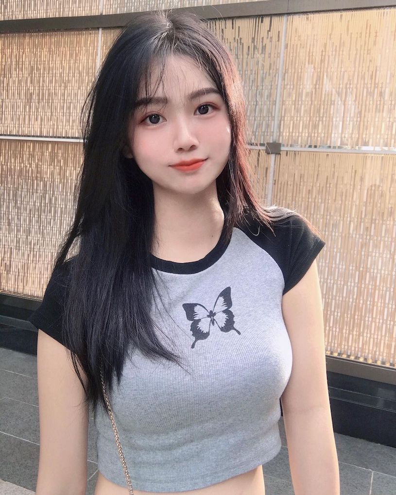 21歲白皙美肌「小甜心正妹」，穿緊身衣「洩露隱乳曲線」！