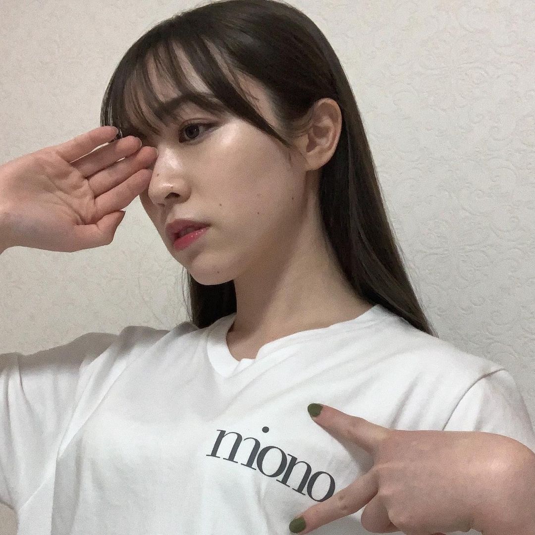 乃木坂 46 美乳小清新「渡辺みり愛」邪惡視角低胸喝牛奶　螢幕散發濃濃奶香