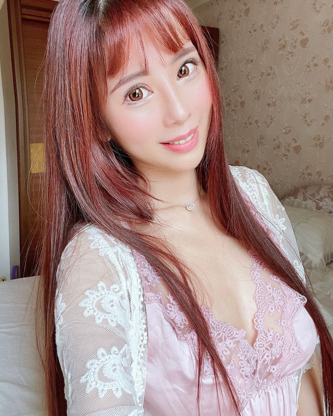 通靈神女甄馨釋放飽滿大能量 超胸視角讓畫面好撐啊! - 美女圖 -