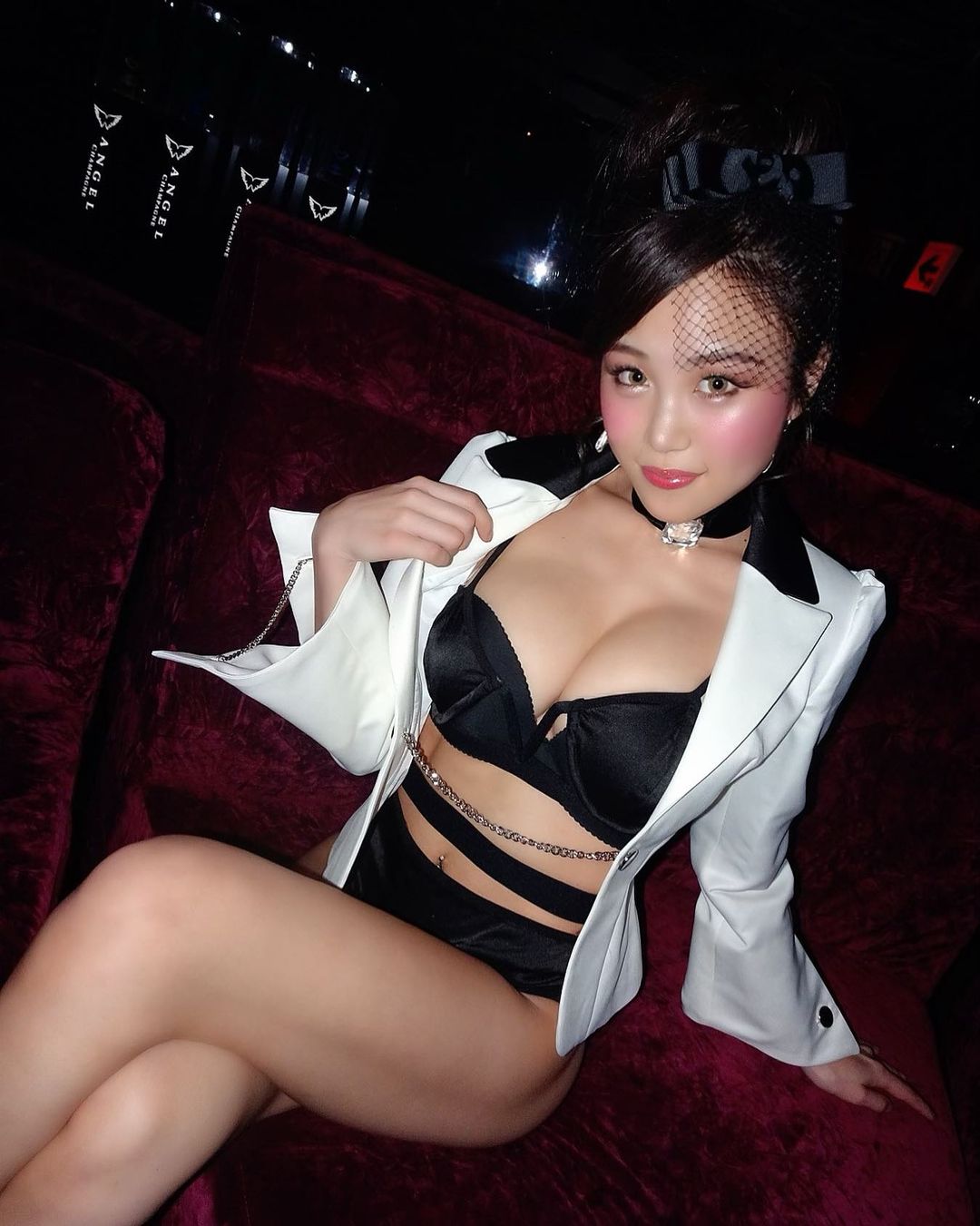 爆乳長腿天菜妹「HARUKA」超露吊嘎側乳滑出來　極短熱褲讓犯規長腿也跟著失守