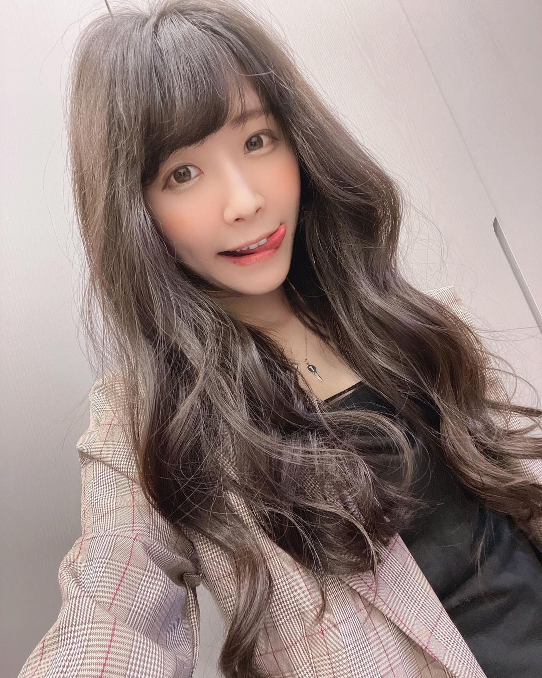 影片創作者 Lois 萌萌小臉蛋可愛到爆炸！ - 美女圖 -