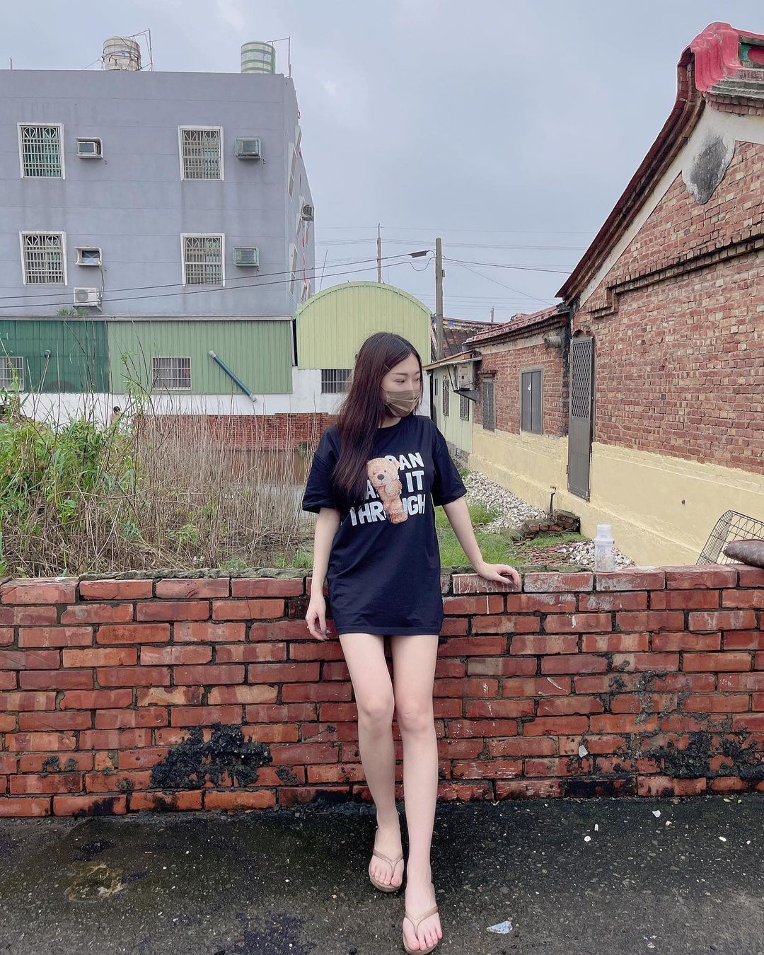 手臂刺青非常顯眼的妹子邵薇 深V低胸裝藏不住火辣美胸 - 美女圖 -