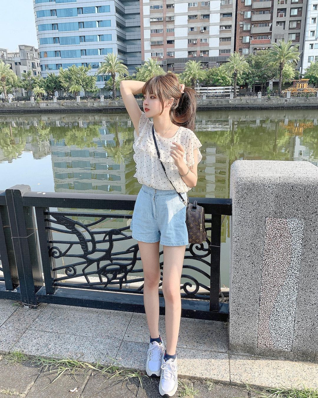 五官深邃的正妹 U 穿比基尼露出白皙的豐滿曲線辣暈路人 - 美女圖 -