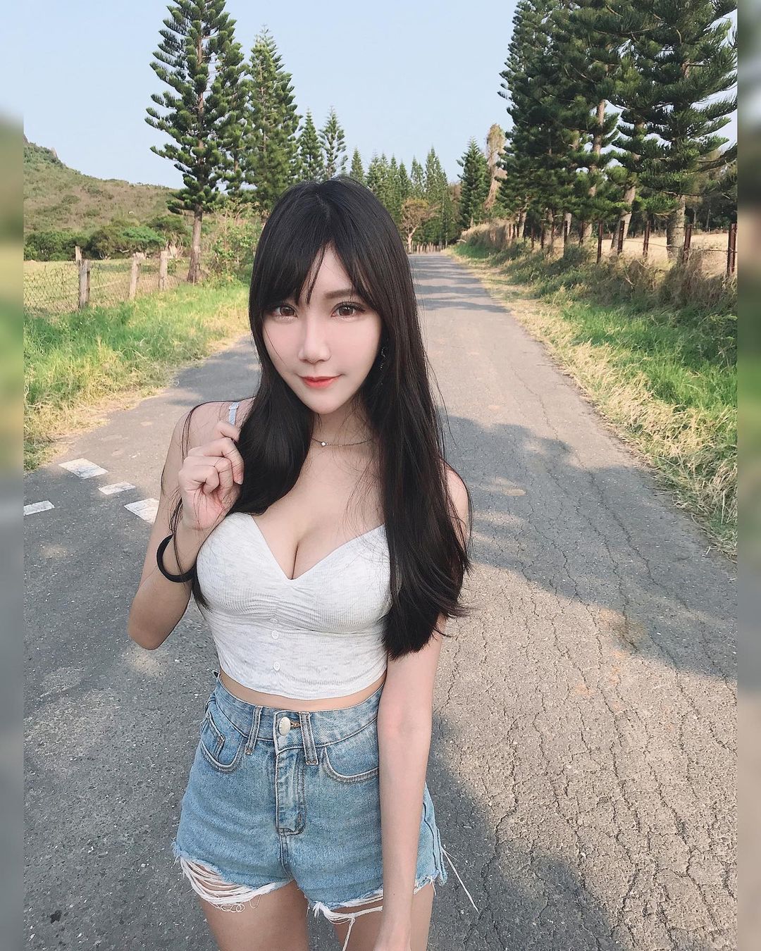成大校花級正妹采晴 乳身材超誘人事業線隨時隨地挺出來 - 美女圖 -