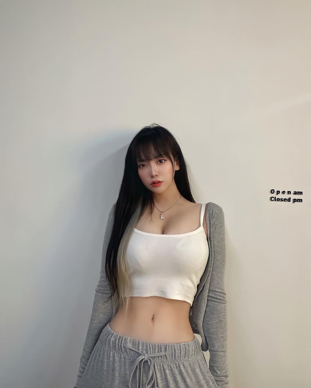 柔軟酥胸和水蛇腰的韓國正妹，穿上超誘惑性感服裝～Queen Dami - 亞洲美女 -