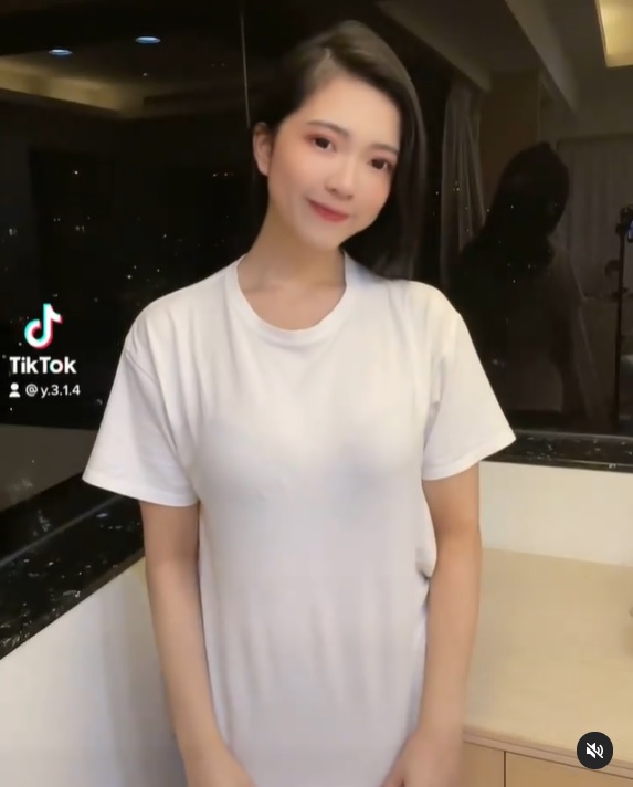 172 cm 美女業務「品妍」TikTok福利滿滿！手抓白衣襯托凹凸好身材