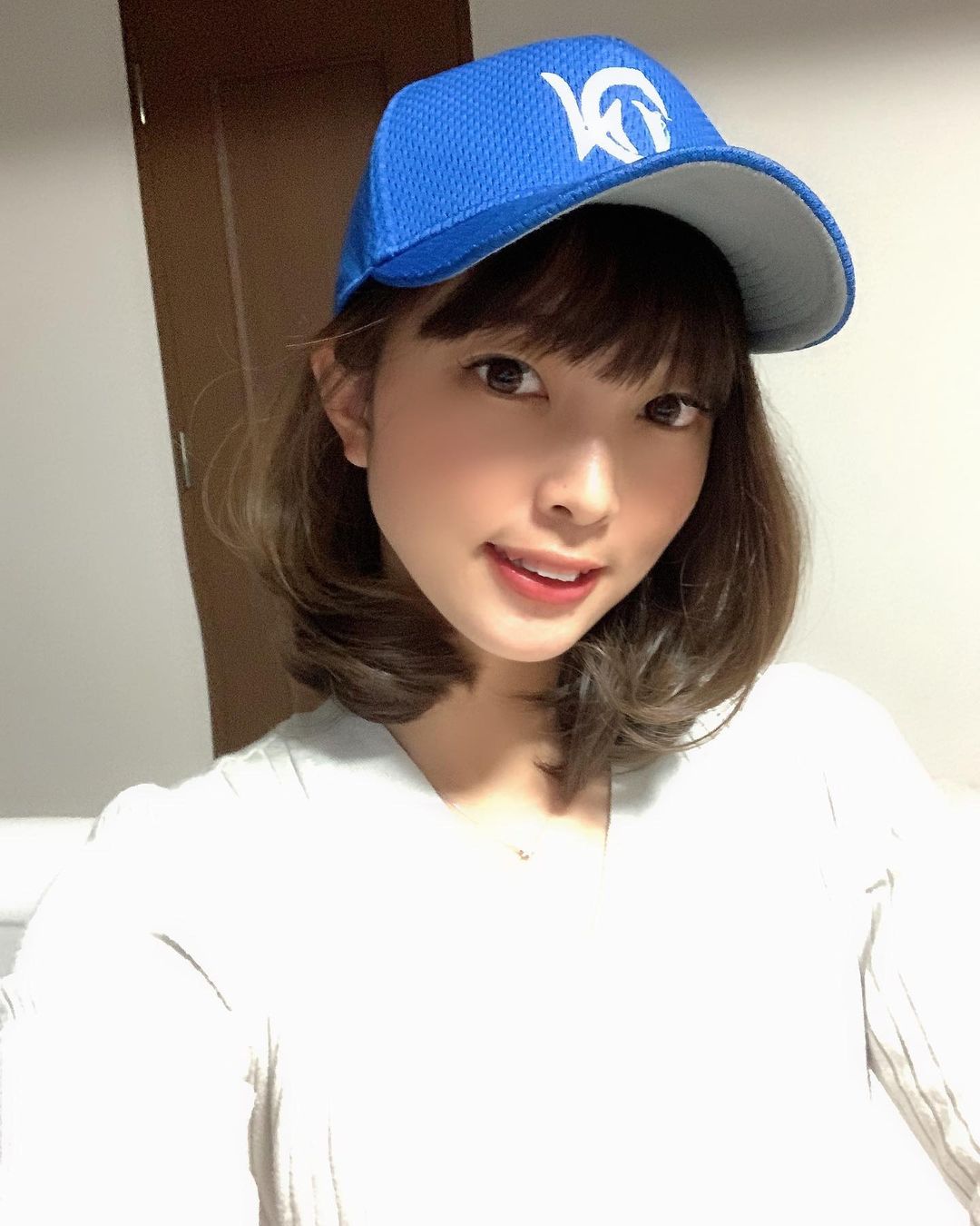 正妹棒球 YouTuber「笹川萌」神之左腕輕鬆飆出 120 公里　燦笑露虎牙更是萌到一個犯規