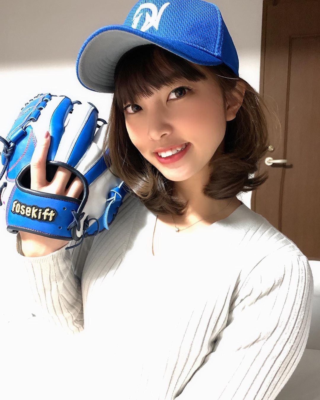 正妹棒球YouTuber「笹川萌」神之左腕輕鬆飆出120公里　燦笑露虎牙更是萌到一個犯規