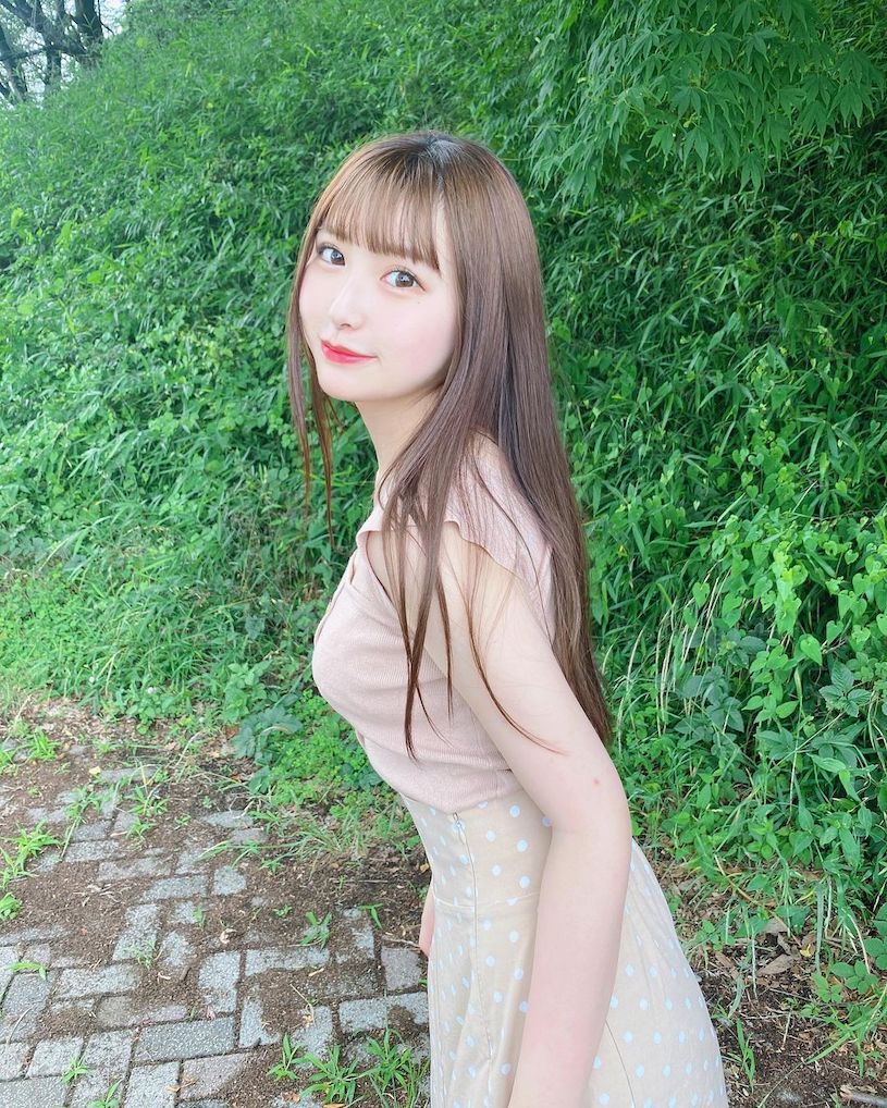 20歲甜甜偶像「制服造型」太萌了，「G奶乳量」走火辣路線也好搭！