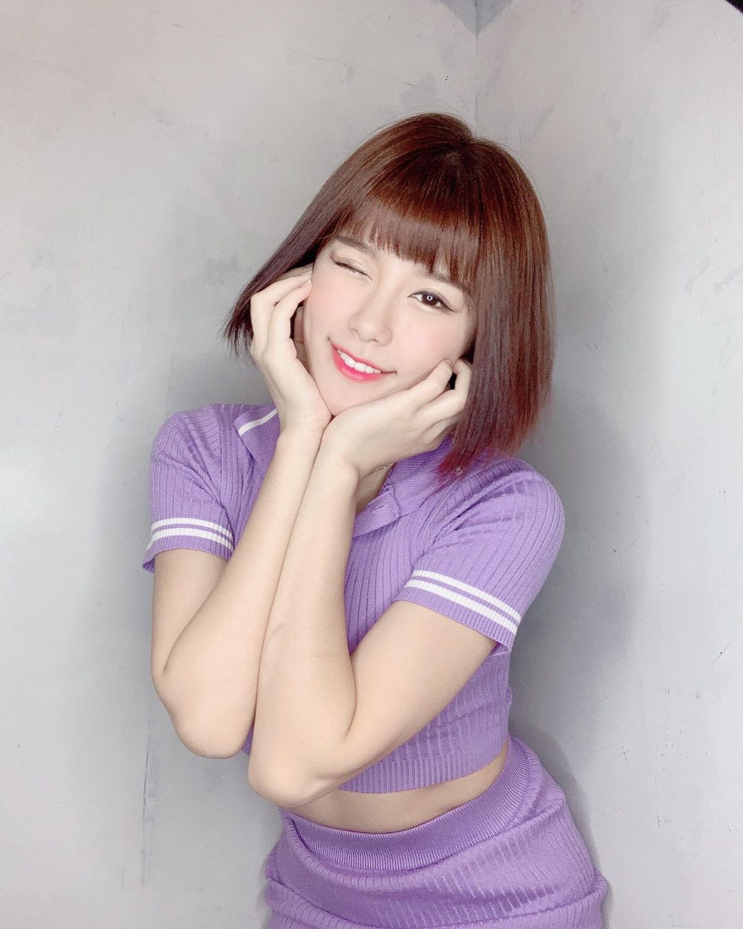 緊身美尻陳波波 完美笑顏自帶魅力酒窩骨感嫩體透出邪惡陰影線 - 美女圖 -