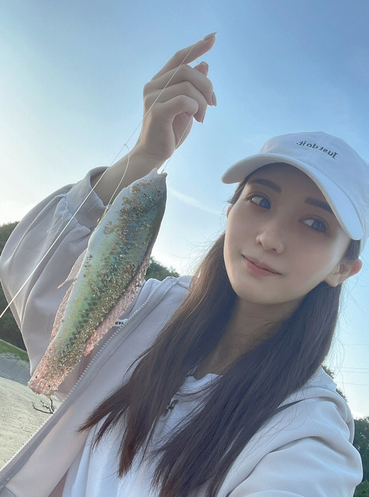 海邊出沒釣魚正妹「伊藤愛真」，飽滿身材讓人想主動上鉤了！