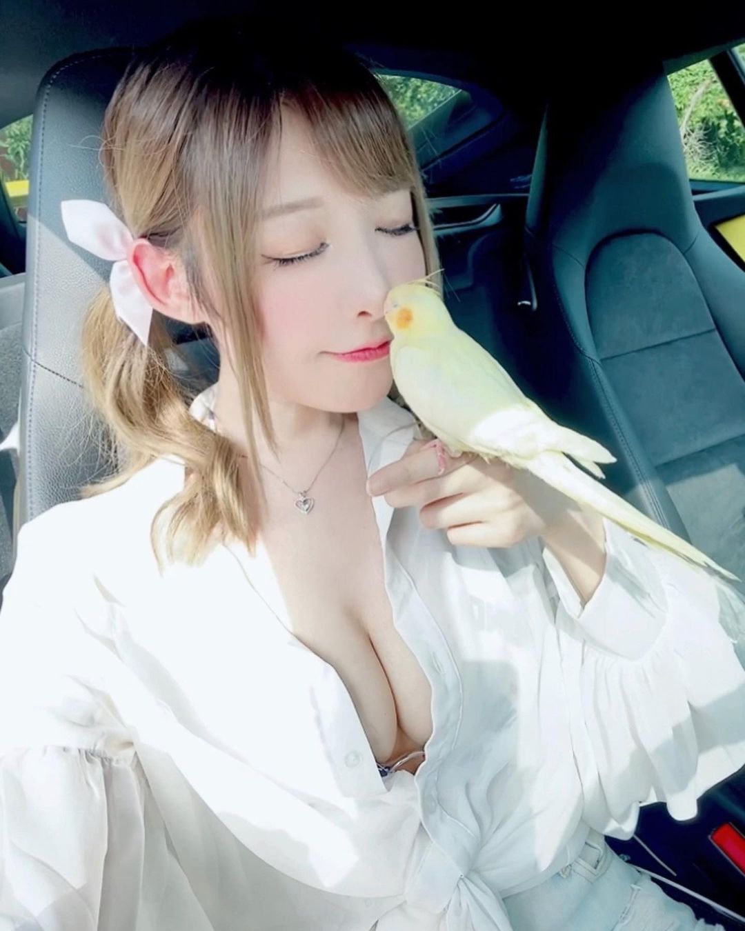 萌寵系女友「Lenna 芷玄」公開場合爆乳玩鳥鳥真的好吸睛！