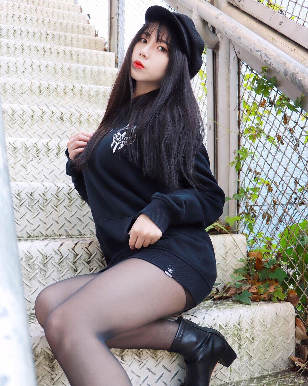 火辣甜心小雪 渾圓美乳衣服想擋都擋不住一看就上火 - 美女圖 -