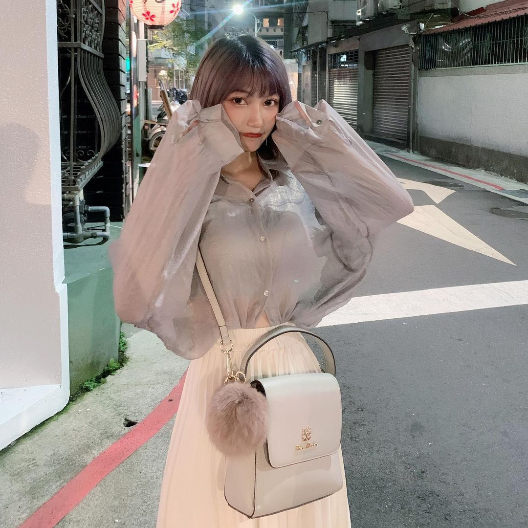 長髮亮眼正妹蓮 美腿惹人憐愛性感酮體零瑕疵好無敵 - 美女圖 -