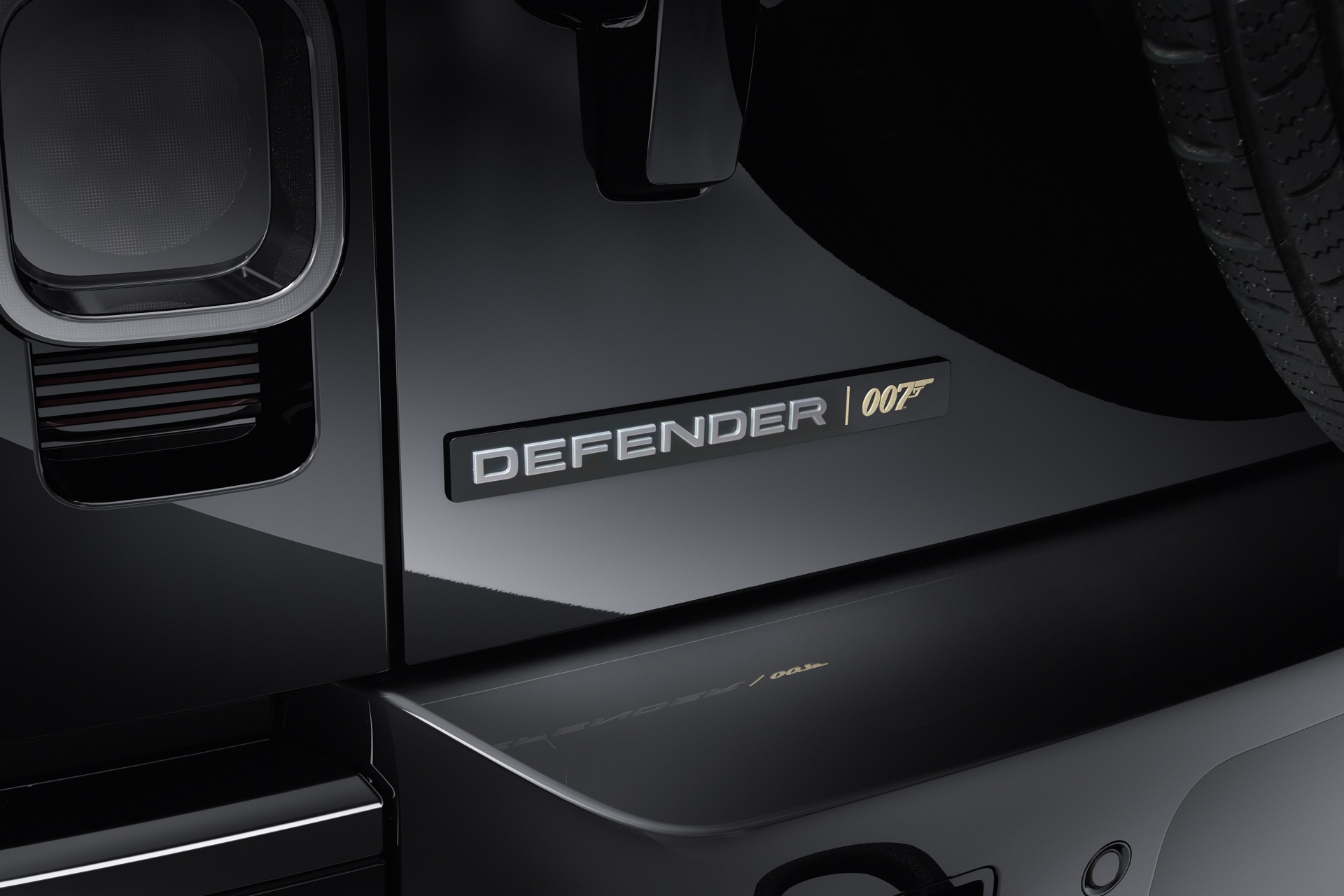 land-rover-defender-v-8-bond-edition_100804648_h.jpeg