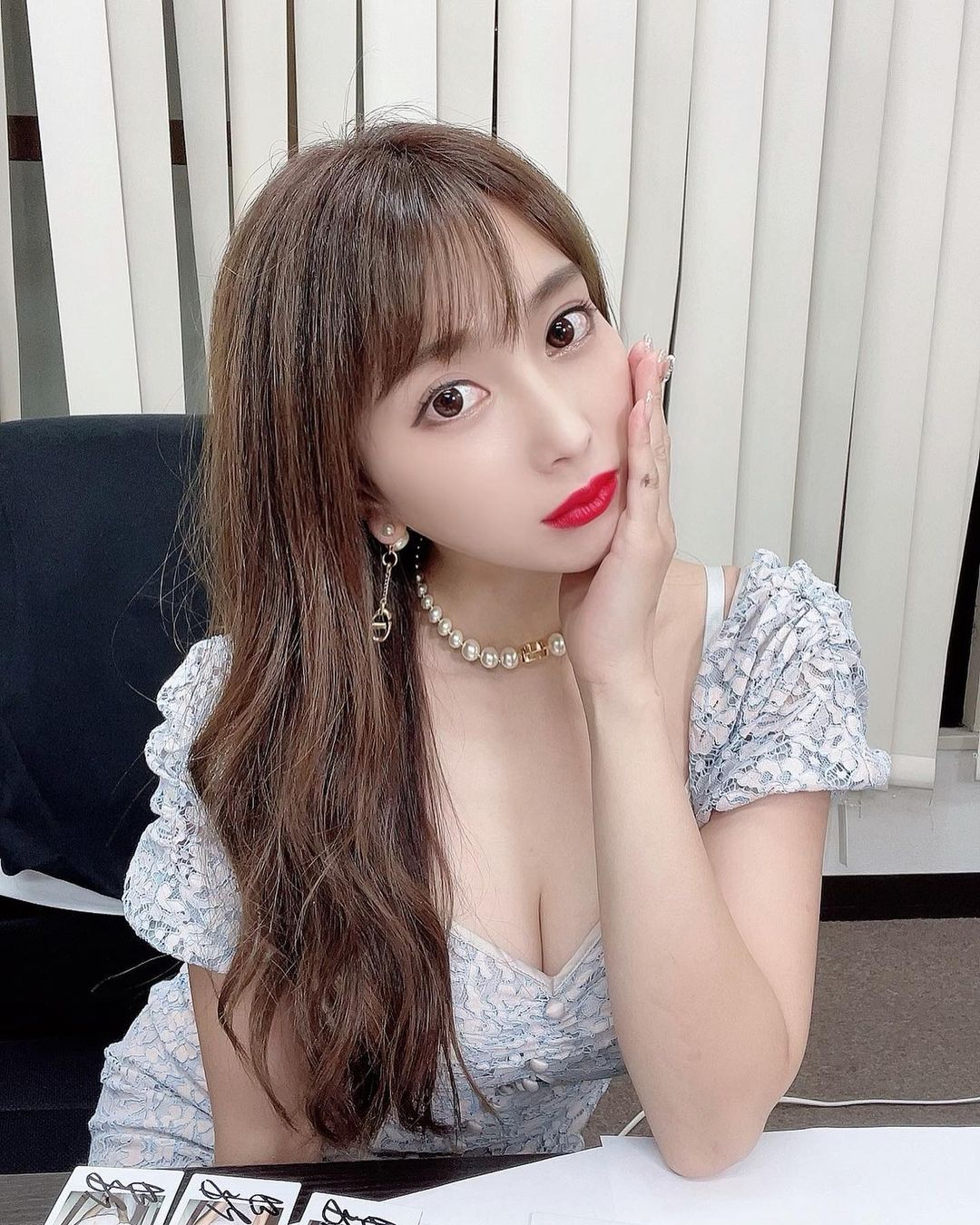 G罩杯寫真女王「森咲智美」露乳玩食物，「神級豪奶」比木瓜還要大顆！