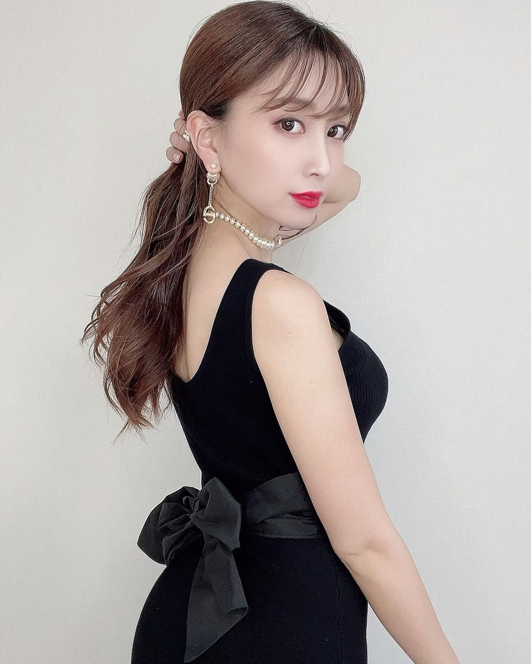 G罩杯寫真女王「森咲智美」露乳玩食物，「神級豪奶」比木瓜還要大顆！