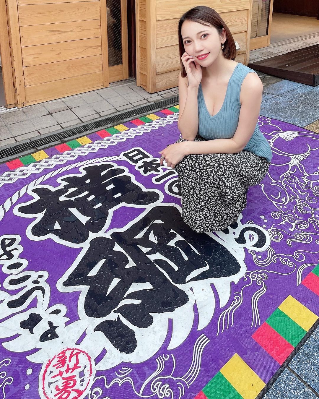 「短髮巨乳日本妹」穿旅館浴衣大開襟，「兇猛罩杯」看起來腰上只有奶！