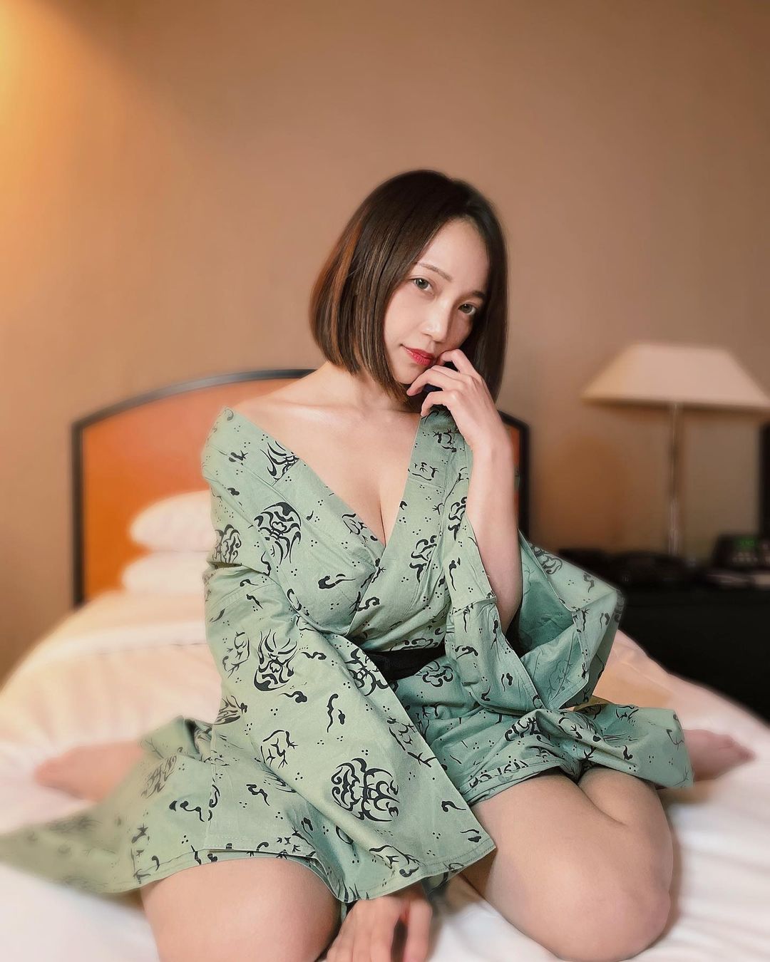 「短髮巨乳日本妹」穿旅館浴衣大開襟，「兇猛罩杯」看起來腰上只有奶！